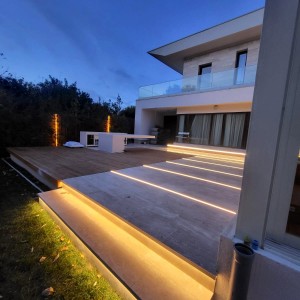 Iluminat terasă exterior – atmosferă și funcționalitate în armonie cu arhitectura modernă